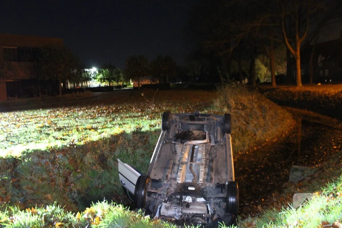 Bestelbus raakt van de weg belandt op de kop in sloot