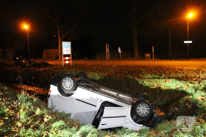 Bestelbus raakt van de weg belandt op de kop in sloot