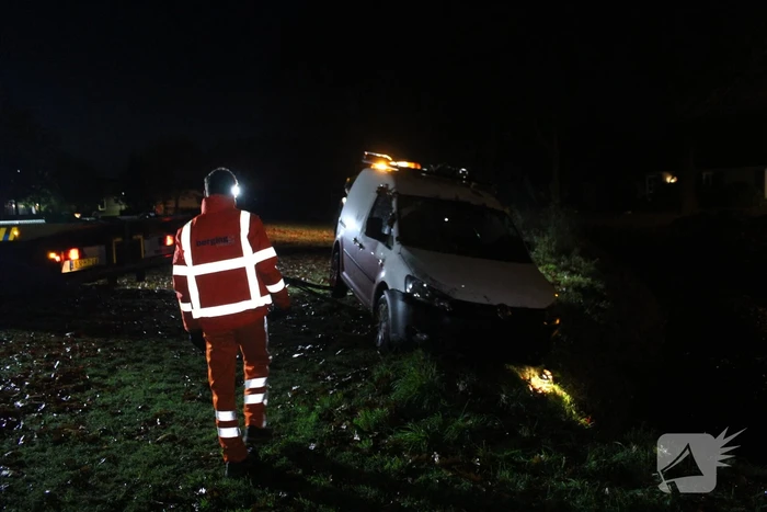 Bestelbus raakt van de weg belandt op de kop in sloot