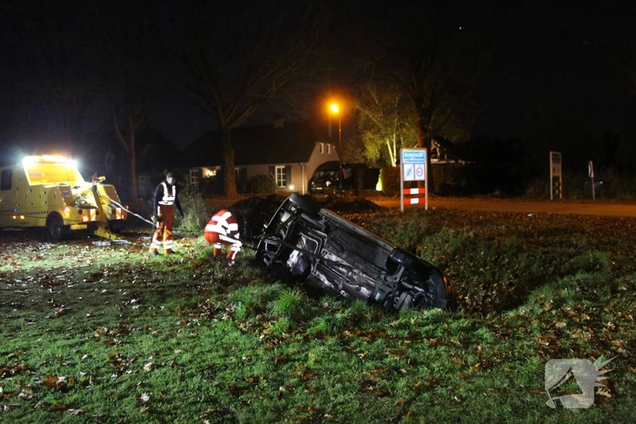 Bestelbus raakt van de weg belandt op de kop in sloot