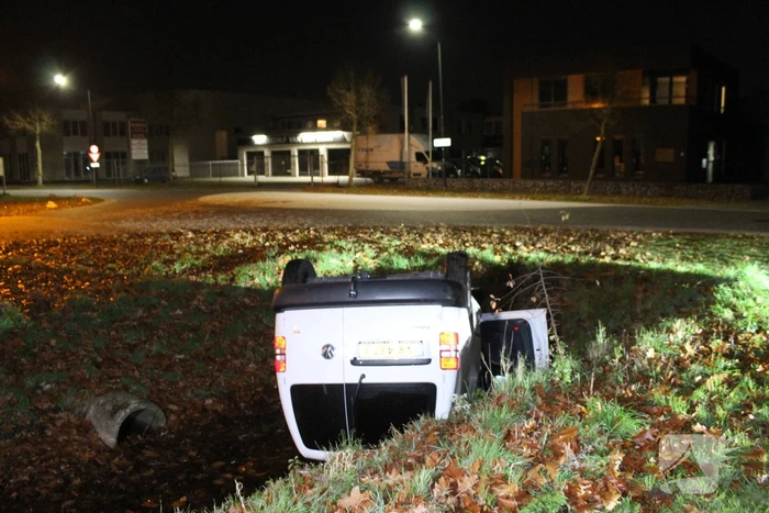 Bestelbus raakt van de weg belandt op de kop in sloot