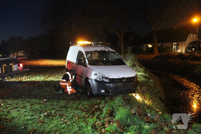 Bestelbus raakt van de weg belandt op de kop in sloot