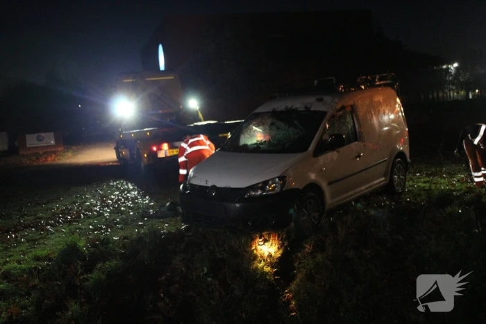 Bestelbus raakt van de weg belandt op de kop in sloot