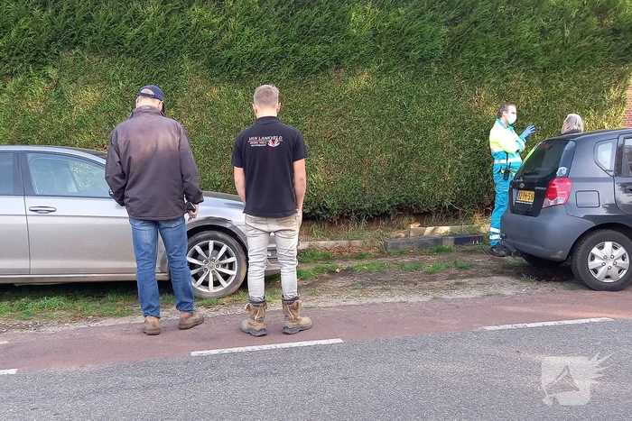Automobilist gewond bij botsing met geparkeerde auto