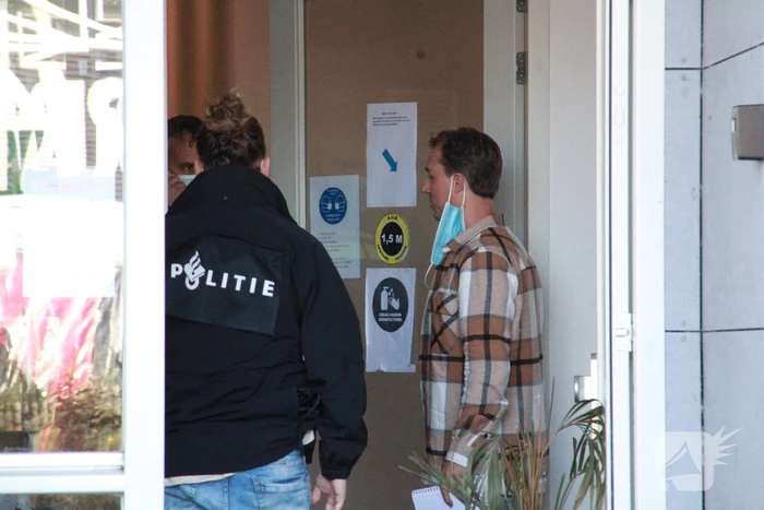 Overleden vrouw (26) aangetroffen in woning, man aangehouden