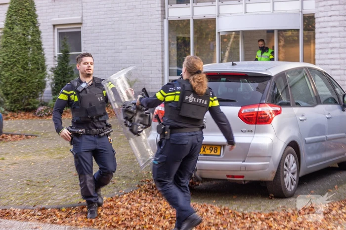 Arrestatieteam valt binnen bij persoon met verward gedrag