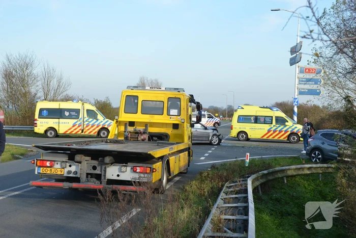 Twee gewonden bij frontale aanrijding