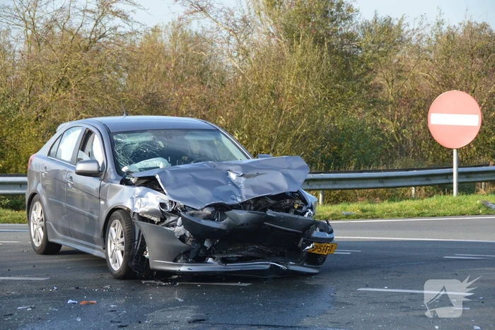 Twee gewonden bij frontale aanrijding