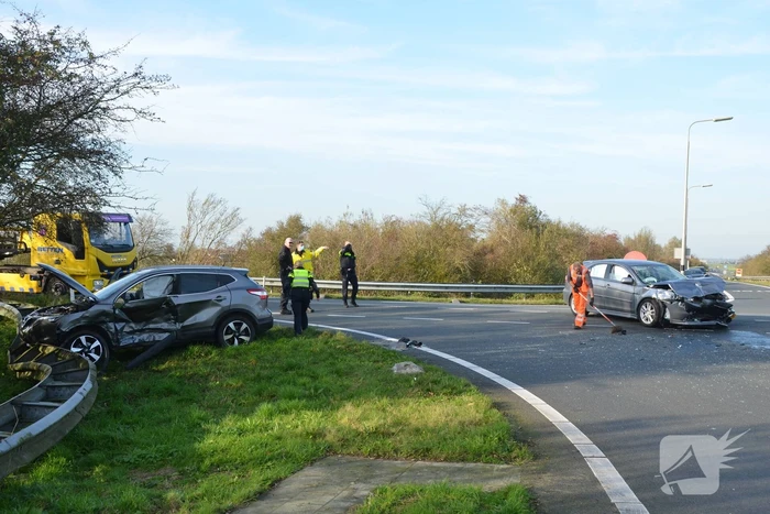 Twee gewonden bij frontale aanrijding