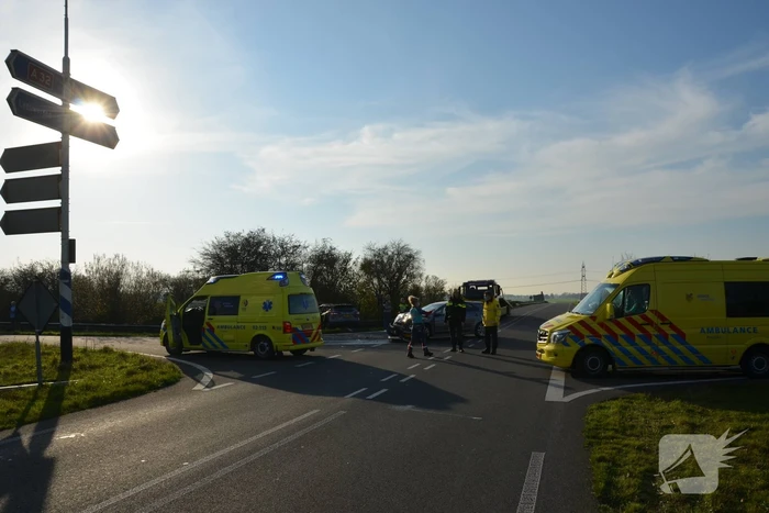 Twee gewonden bij frontale aanrijding