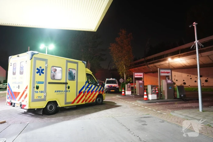 Automobilist onder invloed rijdt in op mensen en belandt in sloot