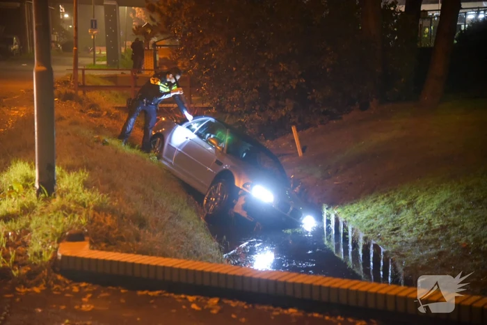 Automobilist onder invloed rijdt in op mensen en belandt in sloot