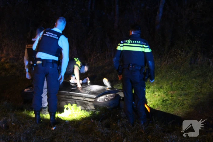 Bestuurder belandt te water en slaat op de vlucht