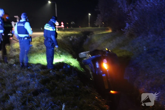 Bestuurder belandt te water en slaat op de vlucht