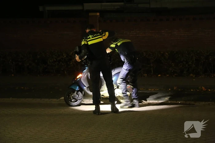 Scooterrijder (17) gooit bierkrat tijdens politieachtervolging