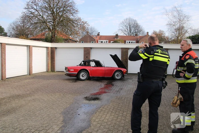 Auto uitgebrand na brand bij motorkap