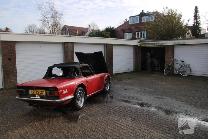 Auto uitgebrand na brand bij motorkap