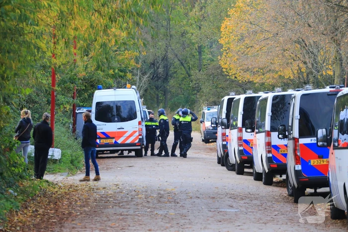 Leden van Mobiele Eenheid verwijderen krakers uit kraakpand