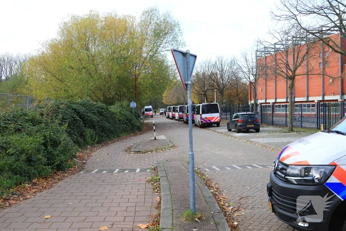 Leden van Mobiele Eenheid verwijderen krakers uit kraakpand