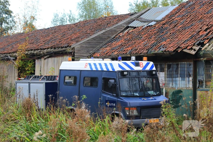 Leden van Mobiele Eenheid verwijderen krakers uit kraakpand