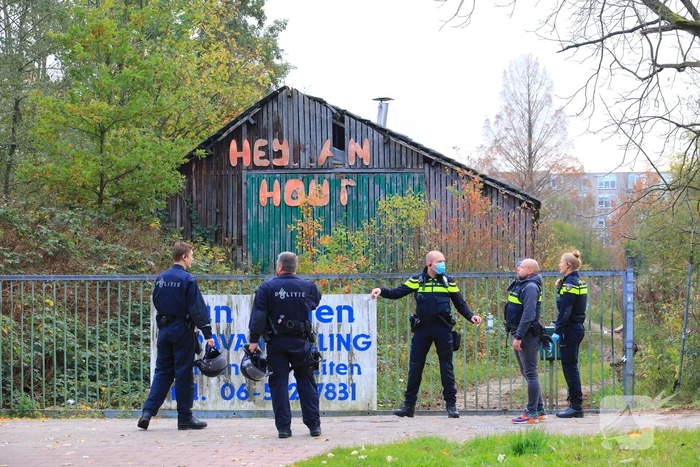 Leden van Mobiele Eenheid verwijderen krakers uit kraakpand