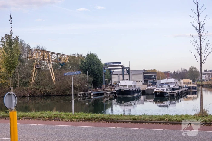 Leden van Mobiele Eenheid verwijderen krakers uit kraakpand
