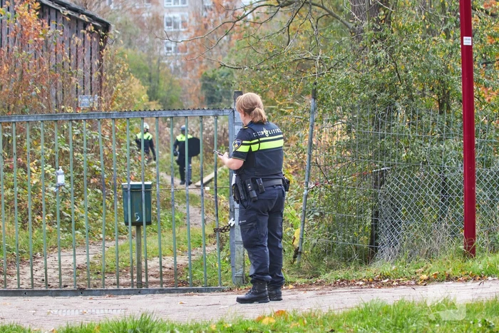 Leden van Mobiele Eenheid verwijderen krakers uit kraakpand