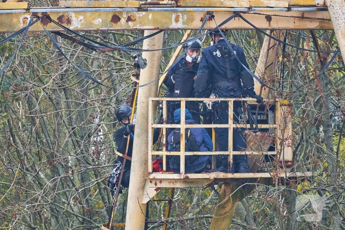 Leden van Mobiele Eenheid verwijderen krakers uit kraakpand