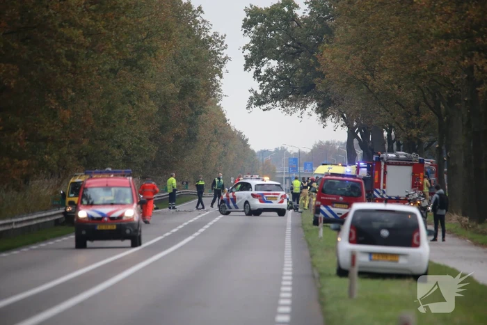Frontale botsing tussen bestelbus van ANWB en personenauto
