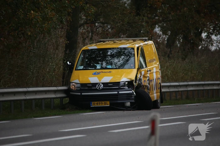 Frontale botsing tussen bestelbus van ANWB en personenauto