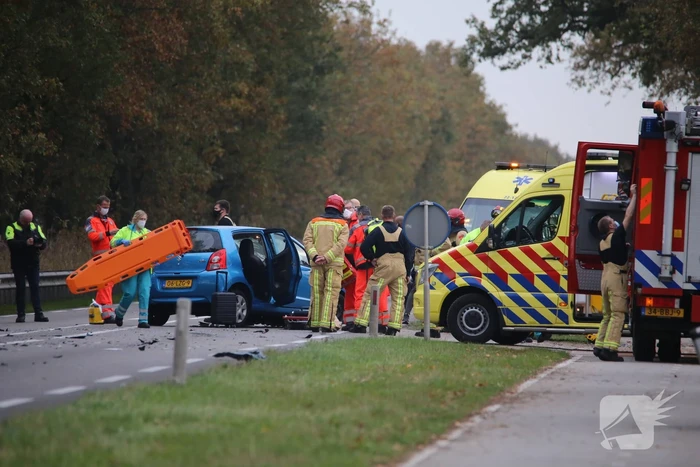 Frontale botsing tussen bestelbus van ANWB en personenauto