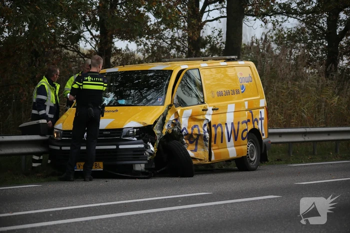 Frontale botsing tussen bestelbus van ANWB en personenauto