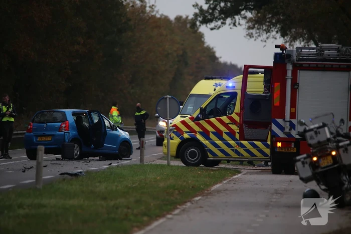Frontale botsing tussen bestelbus van ANWB en personenauto