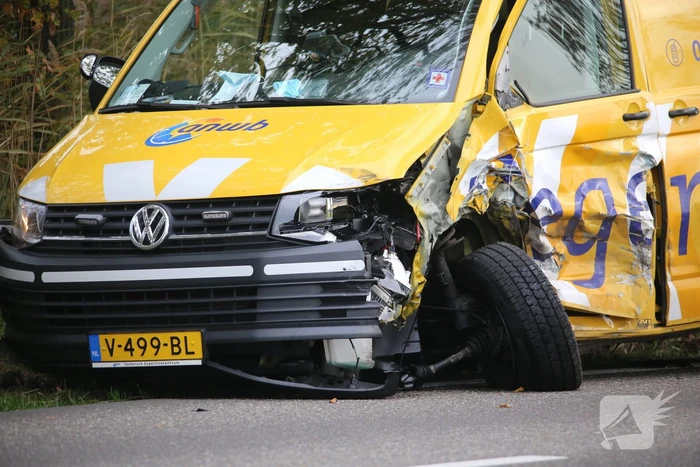 Frontale botsing tussen bestelbus van ANWB en personenauto