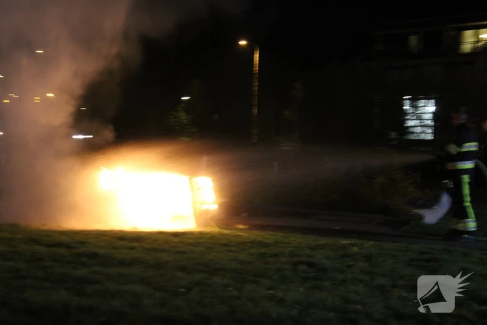 Brandweer blust brandende bank
