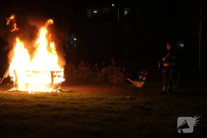 Brandweer blust brandende bank