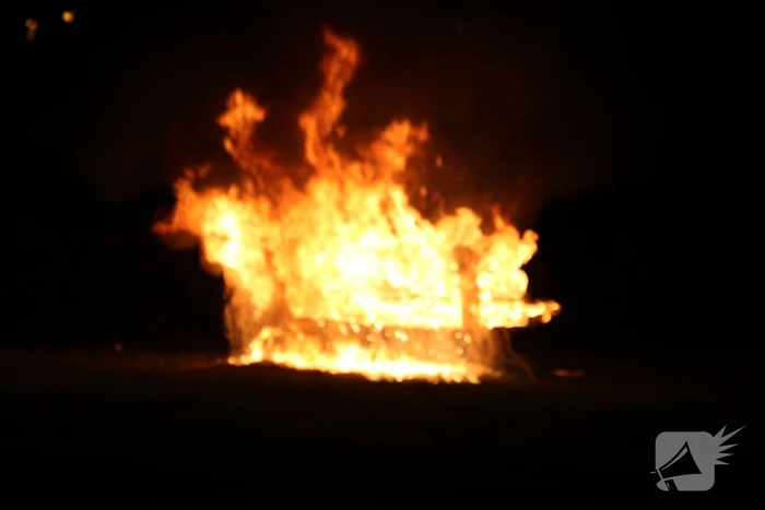 Brandweer blust brandende bank
