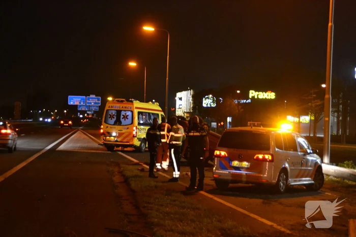 Auto vliegt met hoge snelheid over de kop