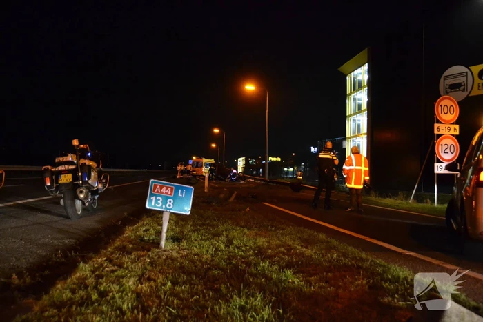 Auto vliegt met hoge snelheid over de kop