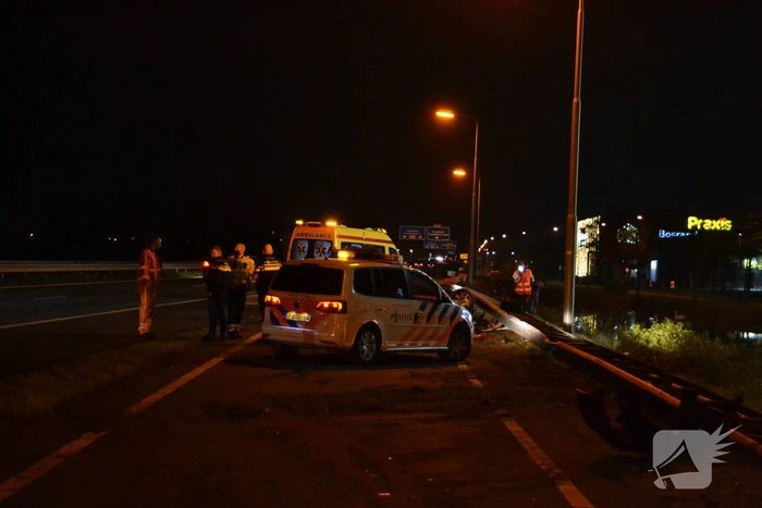 Auto vliegt met hoge snelheid over de kop
