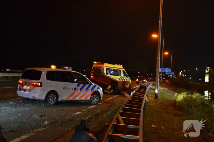Auto vliegt met hoge snelheid over de kop