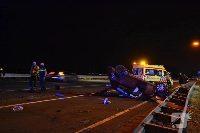 Auto vliegt met hoge snelheid over de kop