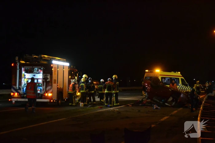 Auto vliegt met hoge snelheid over de kop