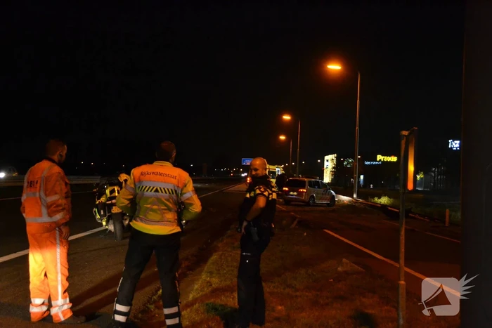 Auto vliegt met hoge snelheid over de kop