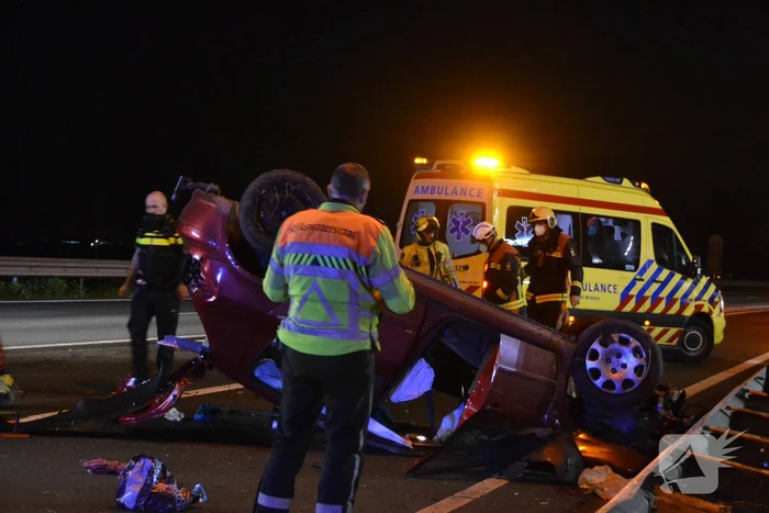 Auto vliegt met hoge snelheid over de kop