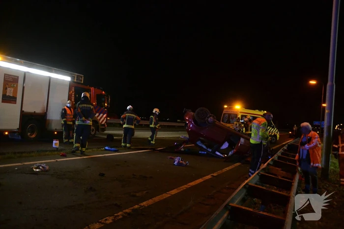 Auto vliegt met hoge snelheid over de kop