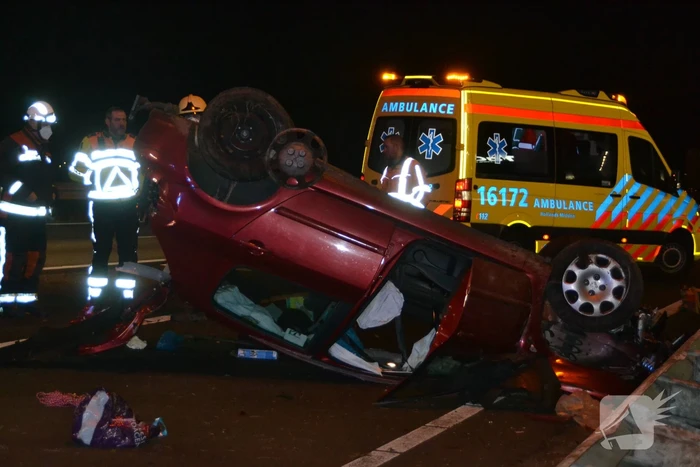 Auto vliegt met hoge snelheid over de kop