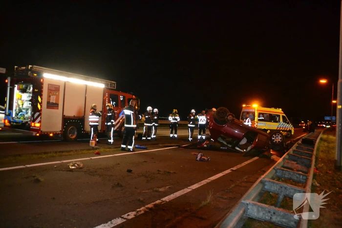 Auto vliegt met hoge snelheid over de kop