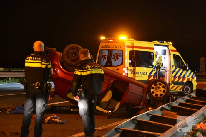 Auto vliegt met hoge snelheid over de kop