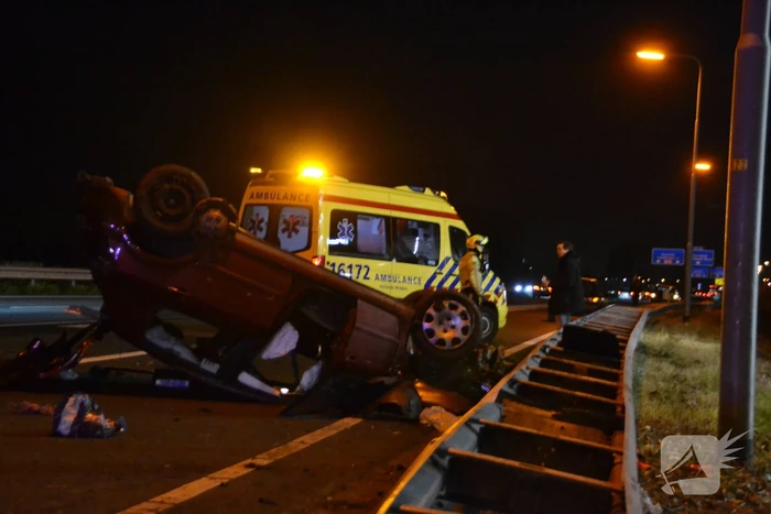 Auto vliegt met hoge snelheid over de kop